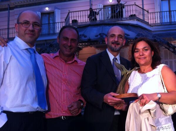 mrjimene's tweet photo. @MasterEA1 @ecojuancarlos recogiendo el premio Andalucía de Medio Amb con la consejera y con compis http://t.co/WZz9PdQkTm