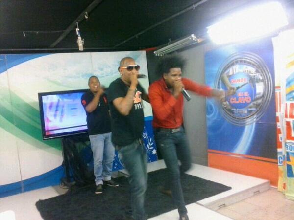Dime_boyo's tweet photo. Wea Rompiendo. To. Con mi hermano. @Djboyotupapa @DjGoteraRd @Dj_black18 http://t.co/SgiLwiJ4YQ