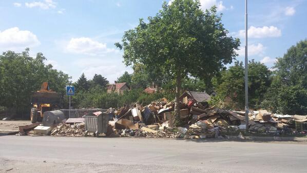 JelenaMKandic's tweet photo. #poplave #Obrenovac @muki68: Problem je i dalje kanalizacija užasam smrad i komarci,kanalizacija - #Rvati " http://t.co/H7jrTeokWc