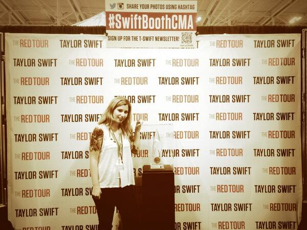 courtyardhound's tweet image. #SwiftBoothCMA 😍😍😍