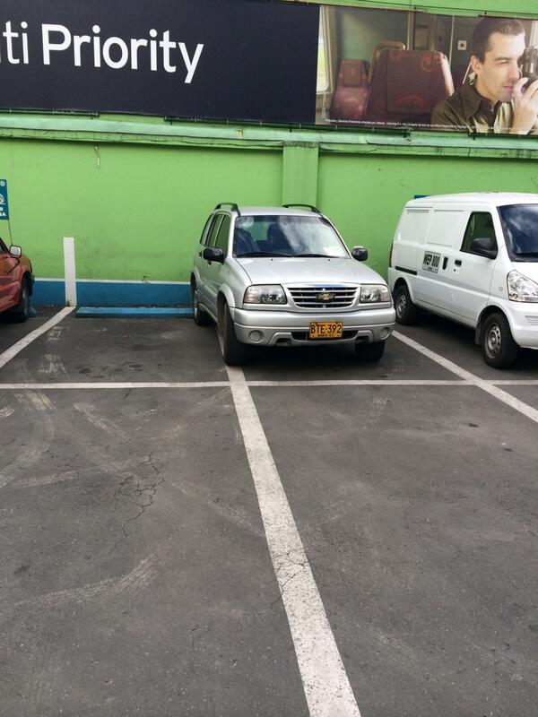 cejaspobladas's tweet image. Hay gente que parquea así