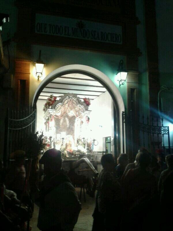 RadioRociana's tweet photo. La @HdaRocioRocian llegó a la aldea para participar un año más en la romería del Rocío. http://t.co/vkn2Oy9EM1