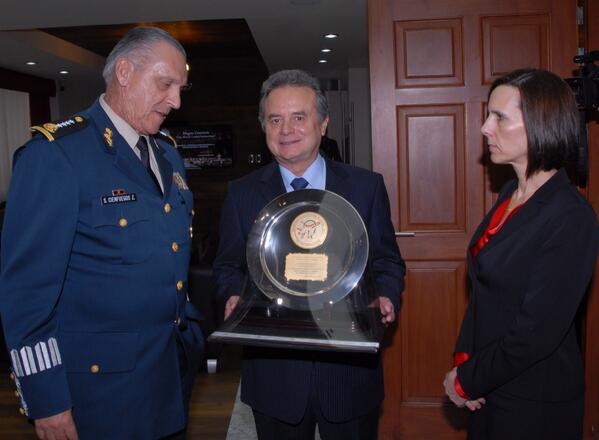 JoaquinColdwell's tweet photo. Expliqué que la #ReformaEnergética transformará a @Pemex y a @CFEmx en empresas productivas del Estado. http://t.co/4NDIPbq2C4