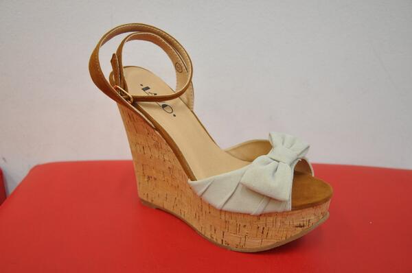 Dale un toque dulce y 'girly' a tu look con estos 'wedges' en corcho con lazos disponibles en Di Morini favorita. ;-)
