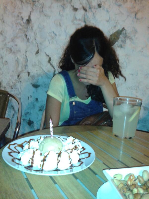 jeradu21's tweet photo. @publokura sorprende ha @paqbear con una tarta y una sola vela... Pero faltaban 29 velas mas... Jajajaja http://t.co/bEvd5iGRcK