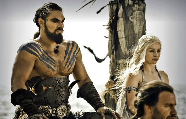 CNEWS's tweet photo. "Khaleesi zheanae","ifak", le "dothraki" de #GOT sera bientôt une langue courante. Les détails http://t.co/0bkh11AnYd http://t.co/ox3uyjYQCX