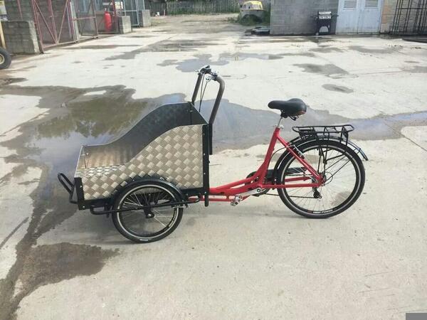 bigred_bike's tweet photo. Fuelled on nothing more than mugs of tea, cakes and pasties! #chinabike #pashleys #workbikes #toolbikes #flamingoland http://t.co/0vcOQxmM7s