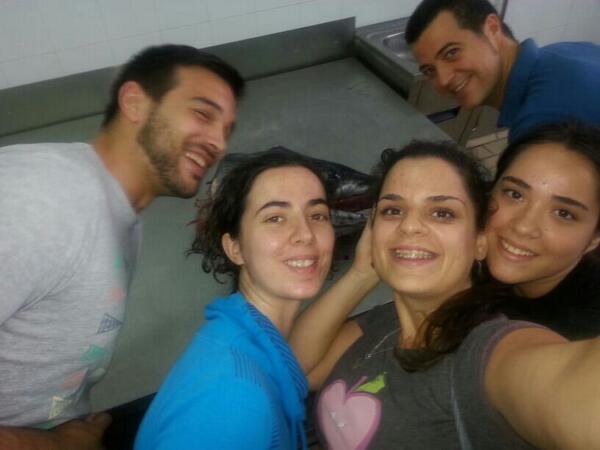 joseiggm's tweet photo. Selfie con el bicharraco de fondo @JJotaChef @LittleVicky21 @Lauuraxpt @rak_kel http://t.co/tvwgZxmoc3