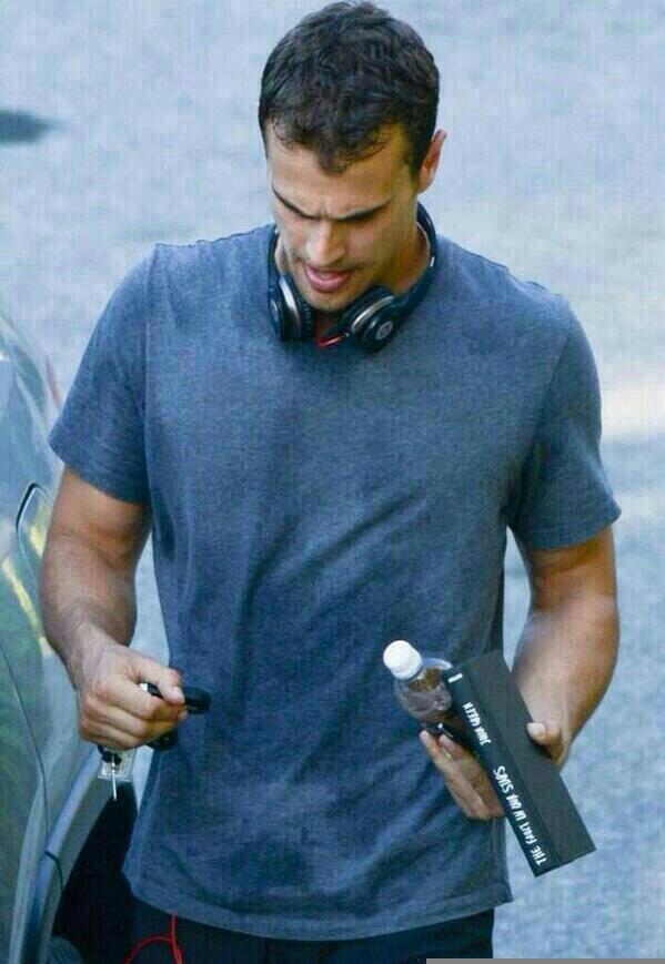 5Potterheads's tweet photo. Theo James con TFIOS. ¡ESTÁ LEYENDO TFIOS! http://t.co/C2haqsWxIX