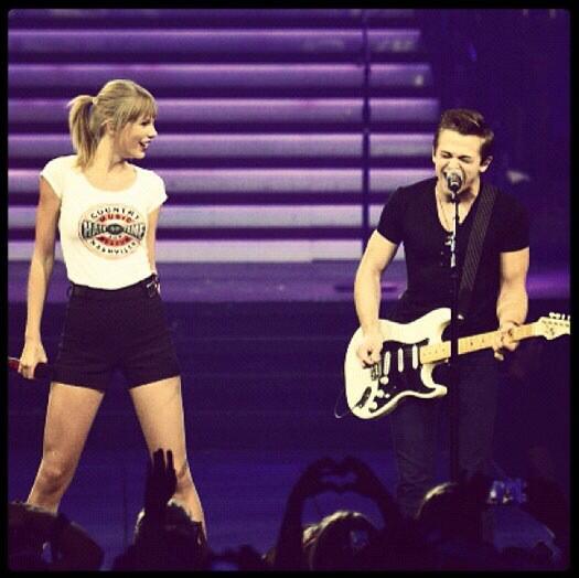 JP_hunterhayes's tweet photo. .@Spotifyの25歳以下の影響力のあるアーティストランキングでHunter HayesがNo.8に入りました♡！同じCountry界のスター、Taylor SwiftはNo.5です！！ http://t.co/81s4xrtPdl