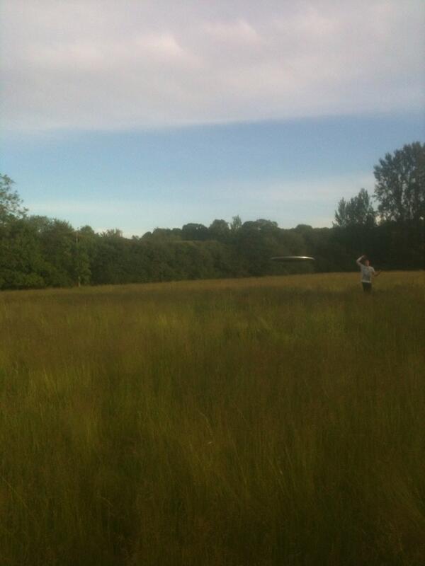 ReturnofThanks's tweet image. Playing frisbee with a drum skin, because who can practise on such a beautiful afternoon?