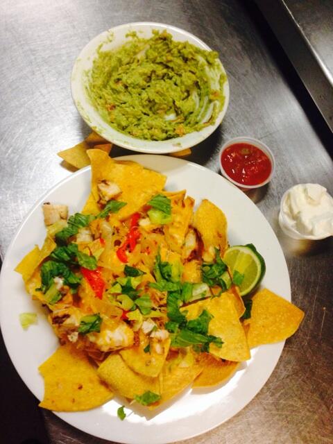 ElleNonie_'s tweet image. Chicken Nachos. w Guacamole from scratch! Bon apetite. #workflow #weslow #imindakitchen