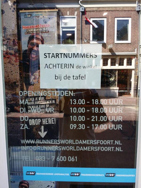 De marathongekte in de winkel is losgebarsten.  Ophalen van startnummers en shirts. En zondag koopjes op het Eemplein!