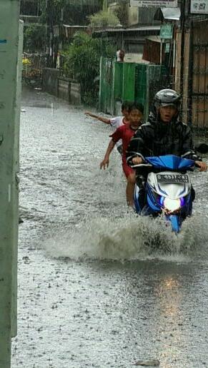 Kondisi JL Kebon Gedang Kiaracondong setiap hujan turun mohon perhatianya.tksh <a href="/ridwankamil/">Ridwan Kamil</a> <a href="/dbmpkotabdg/">DBMP Bandung</a>