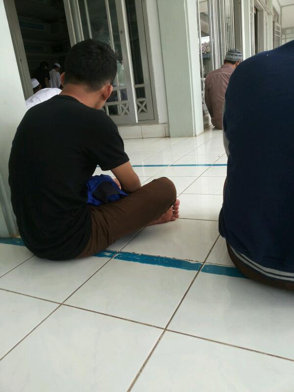 ASCHIVERO5's tweet photo. hai aku admin baru yg ganteng sedikit genius... anak laki IPA 5 lagi pd jum'atan nih... nih salah satunya IKHSAN nih http://t.co/CN9ds5oUav