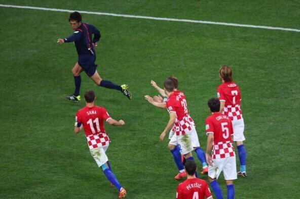 Colmenero's tweet photo. Buenos días y #FelizViernes a todos menos al japonés que pitó ayer el Brasil-Croacia. http://t.co/RcBFzxASLR