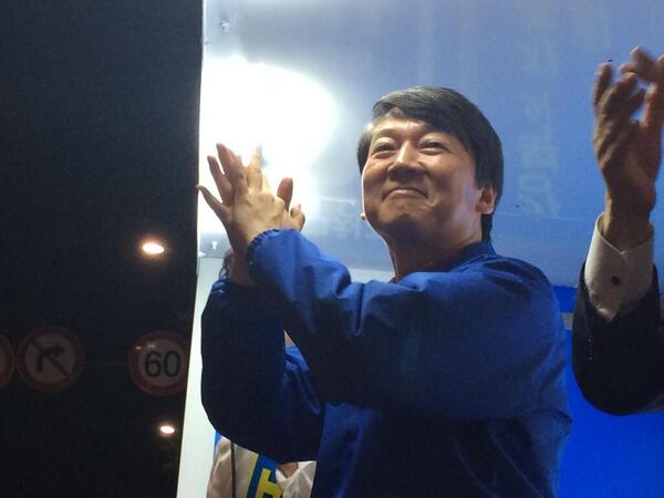 박수를 치는건지 손방귀를 끼는건지는 국민여러분이 판단할 일입니다.