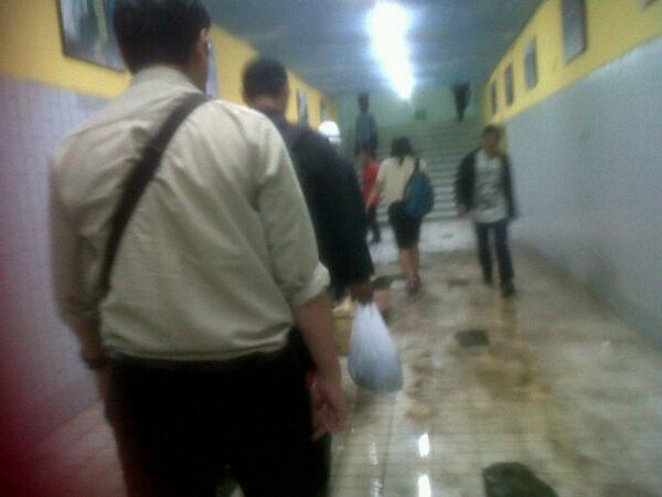 ovan_doc23's tweet photo. Stasiun depok baru..malam td sehabis hujan . http://t.co/xZQzuVqtCq