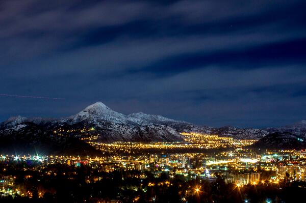 F_Delaporte's tweet photo. Nuestro cerro Manquehue bello y nevado, a sus pies descansa nuestra ciudad limpia @EnTerrenoChile http://t.co/iEOYbeouT1