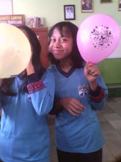 6Fabulous_'s tweet photo. Inii sii trianeee pass waktuu ituu anakk 6F padaa mainn balonn semuaa😄 @trianafebryanti http://t.co/Oe0sWh753v