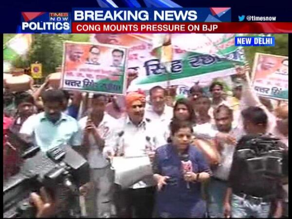 TimesNow's tweet photo. Congress workers protest outside Delhi BJP headquarters over #PowerEmergency http://t.co/ygV0blvzU1