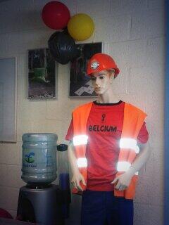 TuinTipper's tweet photo. Onze veiligheidsman is er ook klaar voor! #RedDevils #wk14 http://t.co/Ibh3lBFjtY