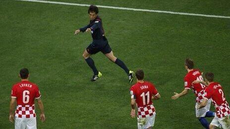 mikehorton1977's tweet image. The Croatia players struggle to keep up with Brazil's man of the match last night #BadRef