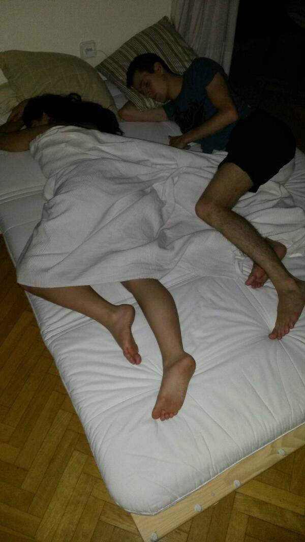 Juanda_lg's tweet photo. Va siendo hora de ir limpiando el piso, creo que tengo ratas en el salón @AndreaLagoP @erhkirih http://t.co/AikmcdKAGZ