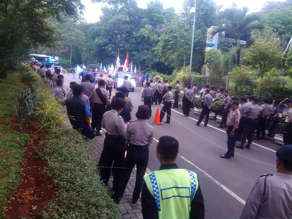 Aksi pekerja outsourcing jasa marga hari jumat ini,tanpa lelah tanpa takut.