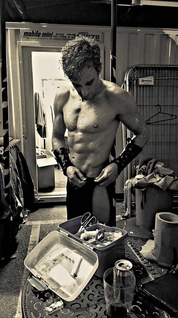 Here is the skilled and amazing <a href="/esquiredelune/">esquire de lune</a> fixing his costume backstage. @LdnWon <a href="/thisiscabaret/">This Is Cabaret</a>