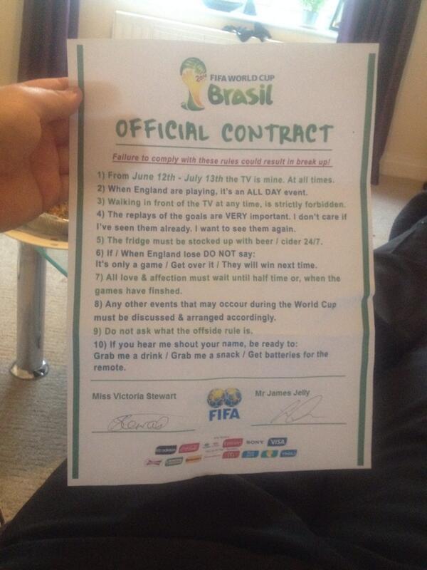Een Engelse voetbalfan liet zijn vriendin dit contract tekenen voor het WK. #worldcup2014 #wk2014