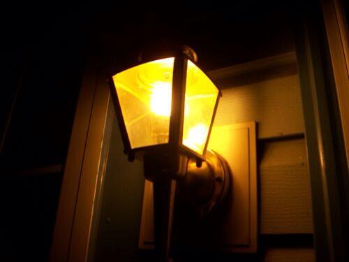 Downtown_Chtown's tweet photo. Porch Lights on in Charlottetown in support of Moncton. You're in our thoughts and prayers #prayformoncton http://t.co/Lxtm48v4KI