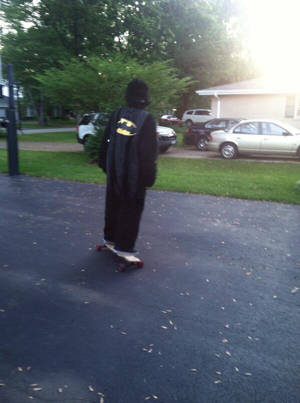 ldufff's tweet image. It's not everyday you see a gorilla batman chillin on a longboard #jakeneedsalife @jdDru44