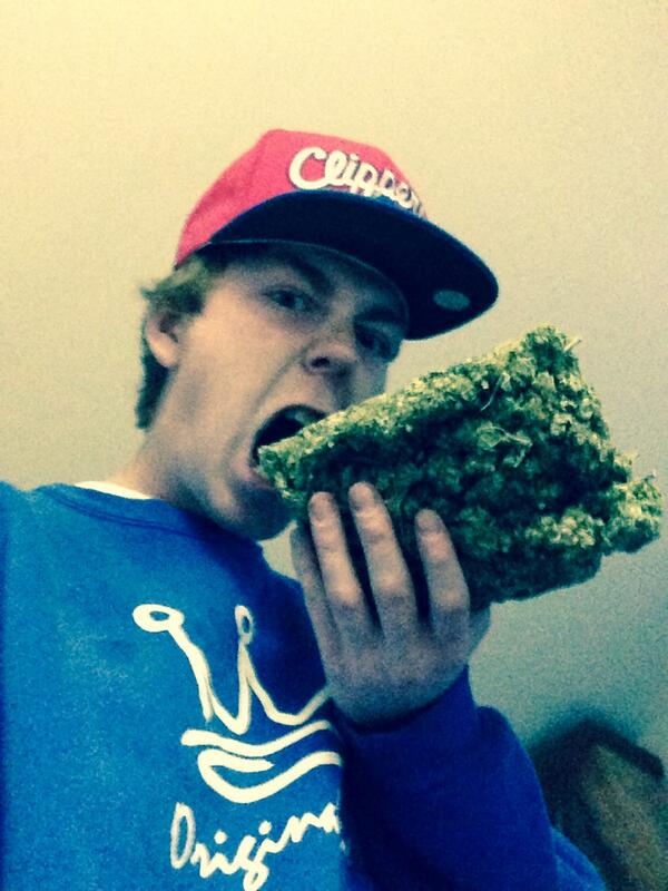 FergieFerg09's tweet image. What you eatin for dinner ? #gotweed? #youknowthekiddoes