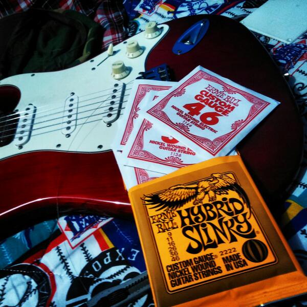 cuervo0921's tweet photo. Cambiando cuerdas http://t.co/gYR3VFJuch