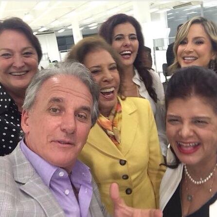 conexaoclbr's tweet image. Olhem o sorrisão da mulher!! Toda feliz!! #TheLed #FLC