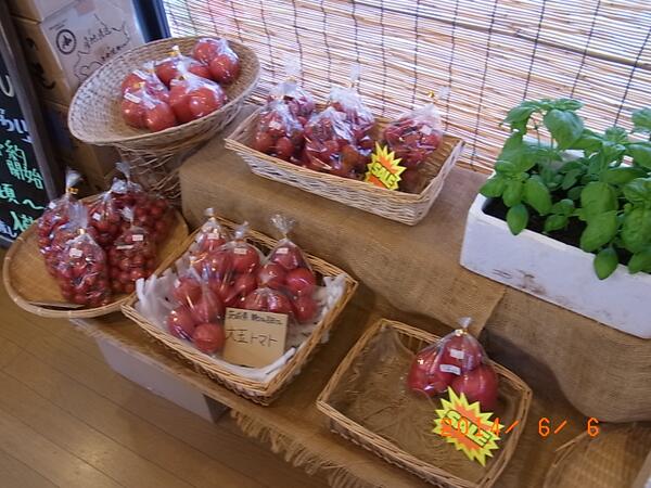 noucafe's tweet photo. 本日は「福岡産八乙八片にんにく」が一年ぶりに入荷！青森産に勝る商品です！さらに、長野県産の有機野菜が豊富！ほうれん草をお浸しにしたら今の時期ではありえない甘さ！その他、トマトも豊富な品揃えでお待ちしております。 http://t.co/urL9fW8u79