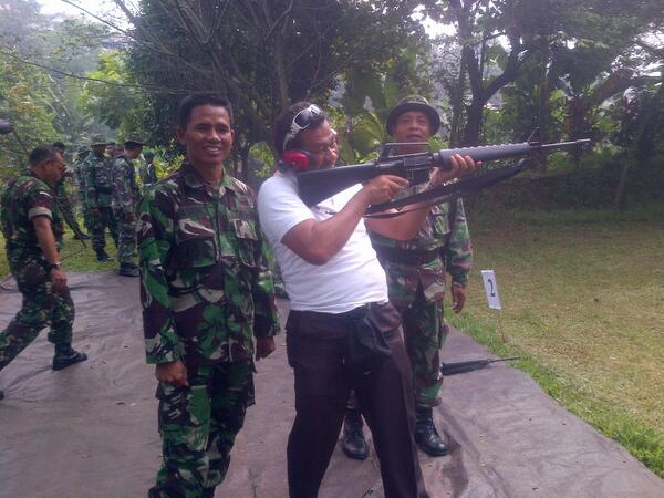 lubis_saifuddin's tweet photo. Latihan menembak di ikuti seluruh Camat se-Kota Depok bersama Danramil dari masing-masing Kecamatan. http://t.co/ioUIbOPn9Y