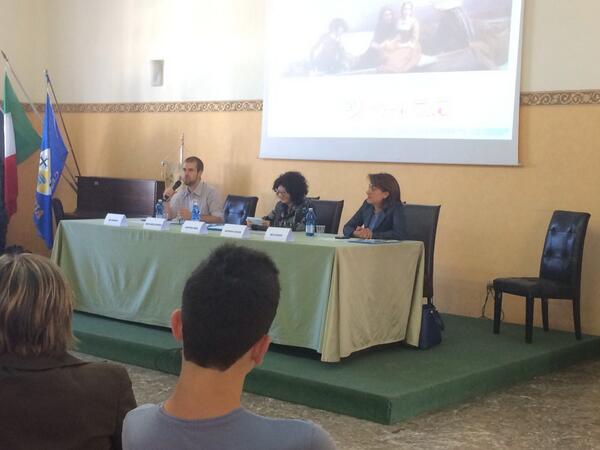 2R27827520's tweet photo. In diretta dall'Aula Magna del Nostro Liceo 😋 With @IuriMoscardi &amp; @JCondemi.. http://t.co/sIEZka7f62