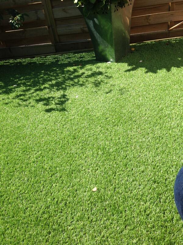 lpoulton's tweet image. Nice hr laid out in the garden listening to some music... #easylife #easytoworkwith