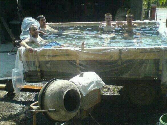 agudelozapata's tweet photo. -Con el calor que hace en la obra nos vamos a deshidratar.
-Umm... Espera, tengo una idea http://t.co/yTPgYJvcPP