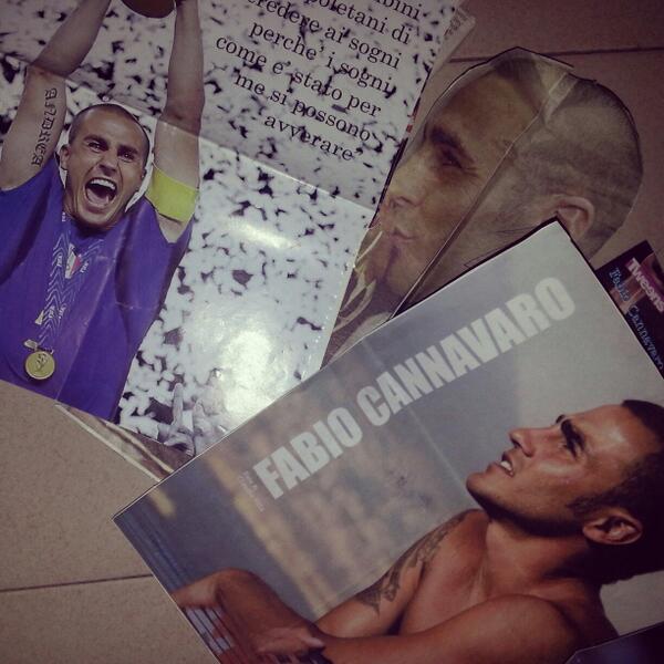 _Margherita____'s tweet photo. "Ritrovamenti: adolescenze felici"
Un solo capitano! @fabiocannavaro http://t.co/x9NcpxNkd9