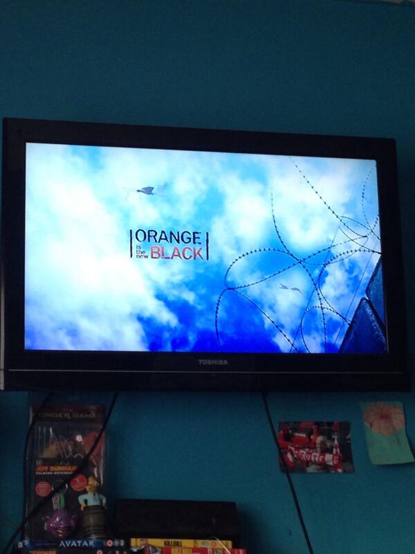 NickyNOITNB's tweet photo. @OITNB @NetflixUK and so it begins!! Have a great day everyone. Happy Orange day #orangefamily @DayaDiazOITNB http://t.co/eekOGj9ms0