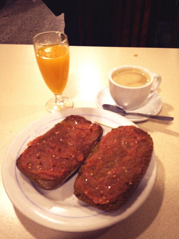 EstherSerrano8's tweet photo. Después de una analítica 💉💉 ,  a reponer fuerzas y a currar!!! http://t.co/EMaAl5X3cv