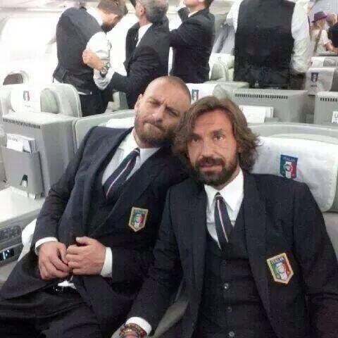 RomanistiNL's tweet photo. PICTURE: Daniele De Rossi and Andrea Pirlo during the flight to #Brazil! DeRossi #Pirlo #ASRoma #Juventus #Italia http://t.co/QnMFy45XeR