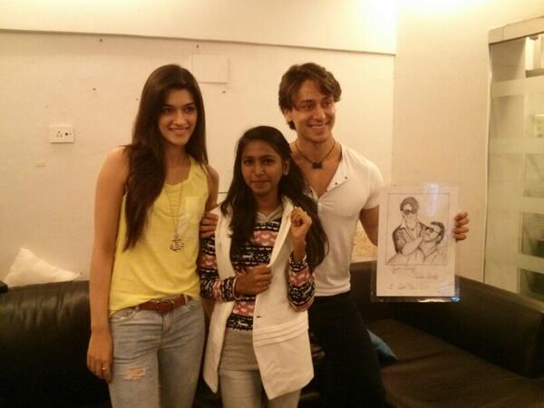 Heropanti's tweet photo. @HolyTigerShroff gifting a sketch to @iTIGERSHROFF and @iKritiSanon  #Heropanti http://t.co/zaV2j4BFNy