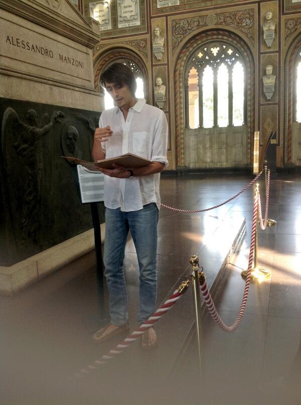 FLMilano's tweet photo. Il nostro attore ci intrqttuene presso la tomba di Manzoni #cimiteromonumentale #LetMiFest http://t.co/QFFzxiiO1y
