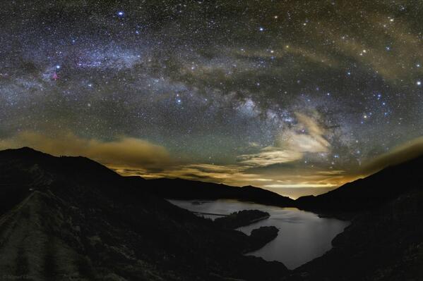universetoday's tweet photo. Astrophoto: Sky of Milk in a Lake of Fire
 http://t.co/c6tsptT4GU http://t.co/oiNjTu8Y28