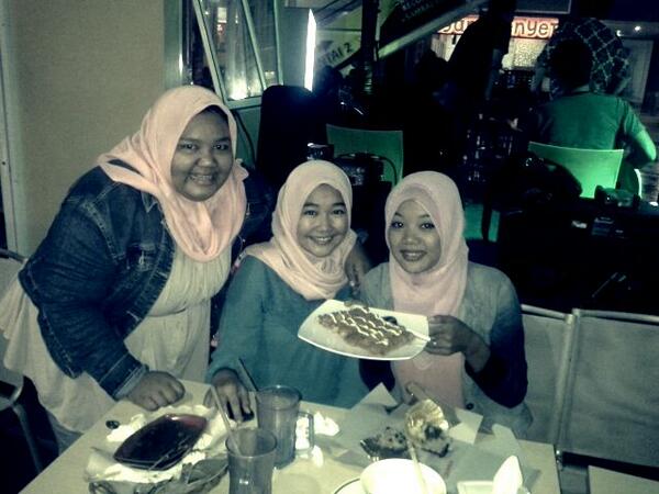 Selamat buat mbak cantik yg berulang tahun dihari ini. Km mengucapkan WUALTB, njoy your snack #birthday  #surprize