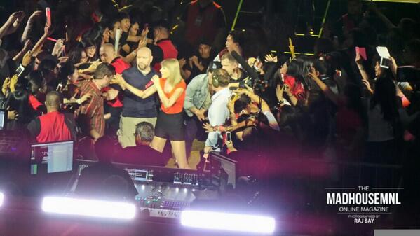 lionheartswift's tweet image. &quot;@MadHouseMNL: Taylor went down the stage, swifties went craaazy! #SpinnrTaylorSwift http://t.co/dJ0mUCOL6E&quot;